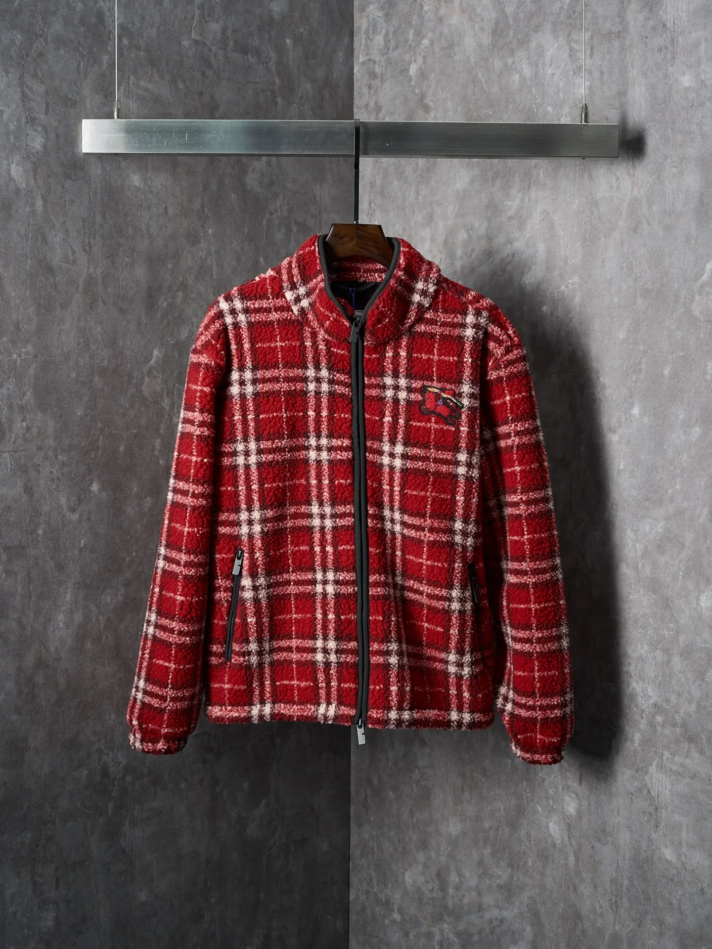 BURBERRY/ Red 【In Stock】S M L XL ： ， Red ， Dark Coffee Brown ， Classic ， 。 ， ； Wear-Resistant ， ， 。 ， ， ， ， 。 ， ， Navy Blue ， 。 ： ， ， ， ， “ ” 。 ， ， ， 0.5% ， 。 ： ， ， ， ； ， ， ， 。 ， ， ， ； ， ， ， ， 。 ： ： + ， ， ； ， ， ， ， 。